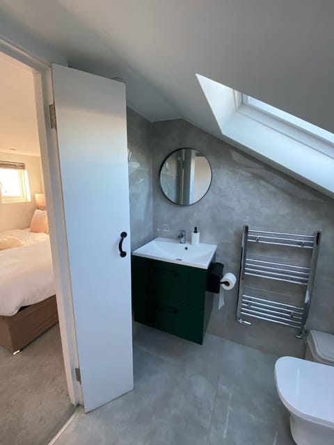 Bed, Bathroom, Photo of the whole room, Bedroom, towels
