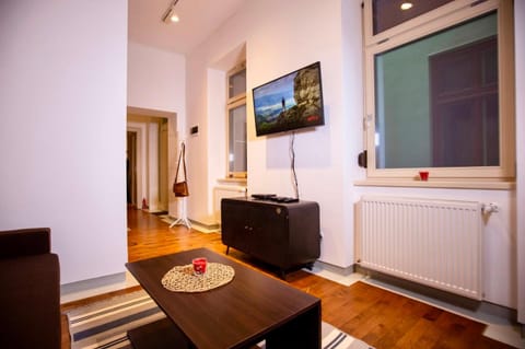 TV and multimedia, Living room, Seating area, internet