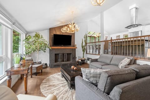 TV and multimedia, Living room, Seating area, Evening entertainment