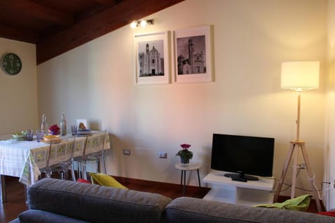 TV and multimedia, Living room, Seating area, Dining area