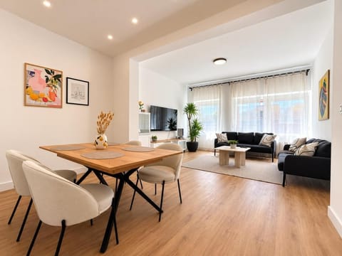 Communal lounge/ TV room, TV and multimedia, Living room, Seating area, Dining area, Evening entertainment
