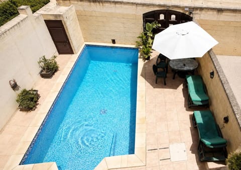 Property building, Patio, Day, Pool view, Swimming pool, Swimming pool, sunbed