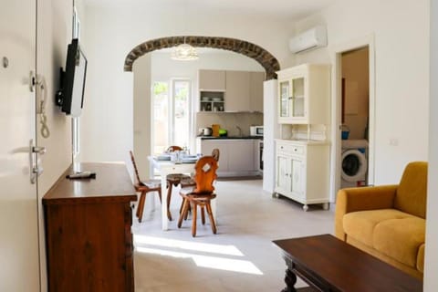 TV and multimedia, Kitchen or kitchenette, Living room, Seating area, Dining area, Evening entertainment, stove
