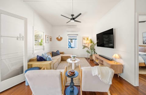 TV and multimedia, Living room, Seating area, Evening entertainment