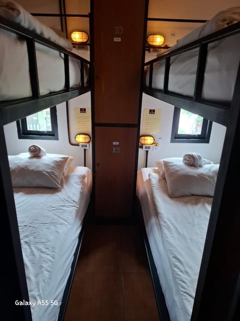 Bed, Photo of the whole room, Bedroom, bunk bed, towels