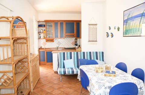 Communal lounge/ TV room, Summer, TV and multimedia, Coffee/tea facilities, Kitchen or kitchenette, Living room, Food and drinks, Photo of the whole room, Decorative detail, Decorative detail, Dining area, Communal kitchen, Area and facilities