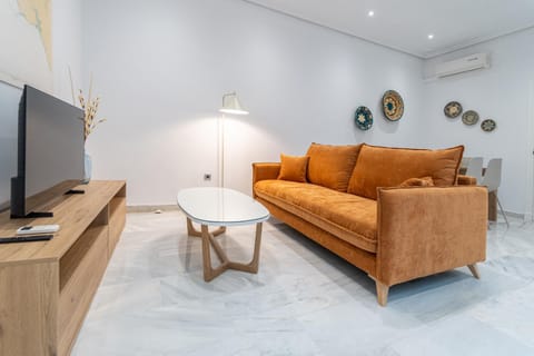 Communal lounge/ TV room, TV and multimedia, Living room, Seating area, air conditioner
