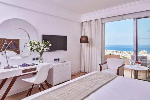 TV and multimedia, Balcony/Terrace, Seating area, Bedroom