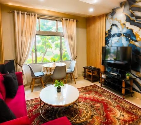 Communal lounge/ TV room, TV and multimedia, Living room, Seating area, Dining area, Evening entertainment