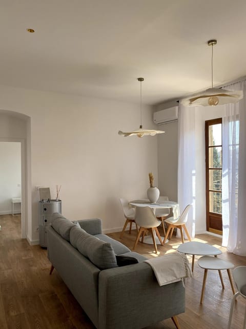 Living room, Seating area, Dining area, air conditioner