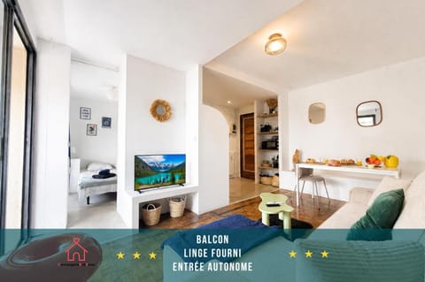 Communal lounge/ TV room, TV and multimedia, Living room, Seating area