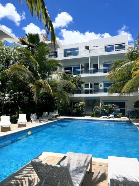 Property building, Day, Pool view, Swimming pool, sunbed