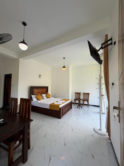 Bed, TV and multimedia, Photo of the whole room, Bedroom