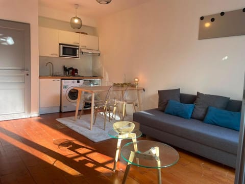 Property building, Kitchen or kitchenette, Living room, Dining area, stove, toaster