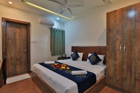 Bed, Photo of the whole room, Bedroom, fireplace, towels, wardrobe