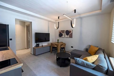 Bed, TV and multimedia, Living room