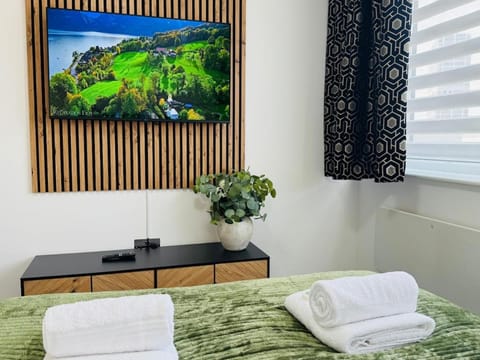 Bed, TV and multimedia, Bedroom, towels