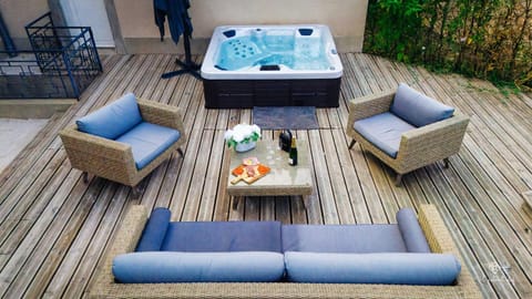 Patio, Day, Hot Tub, Living room