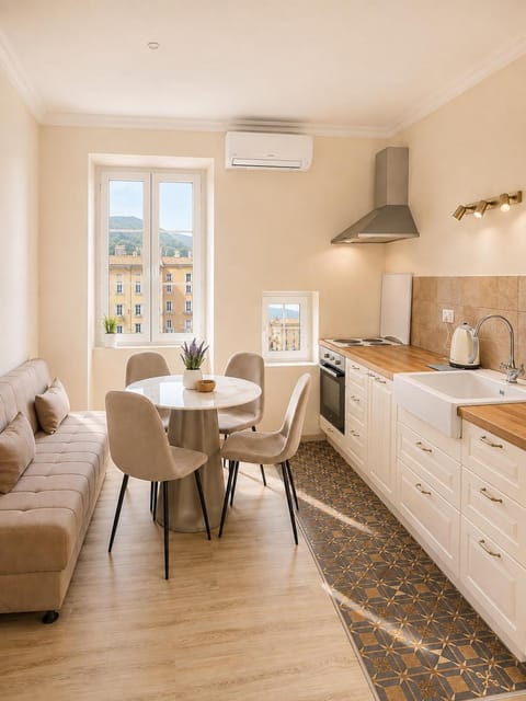 Kitchen or kitchenette, Living room, Seating area, Dining area
