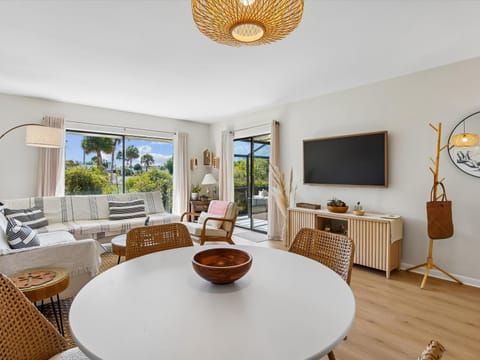 TV and multimedia, Living room, Seating area, Dining area, furniture
