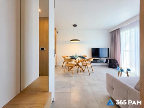 TV and multimedia, Living room, Seating area, Dining area