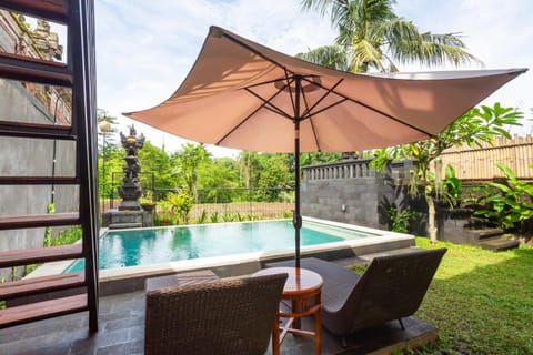 Pool view, Swimming pool, sunbed