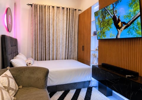 Communal lounge/ TV room, Bed, TV and multimedia, Seating area, Bedroom, bunk bed, wardrobe