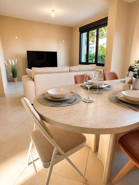 Living room, Seating area, Dining area, Meals