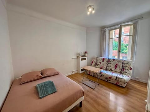 Bed, Living room