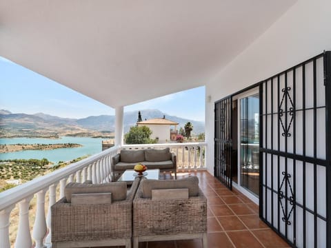 Natural landscape, View (from property/room), Balcony/Terrace, Seating area, Lake view, Mountain view