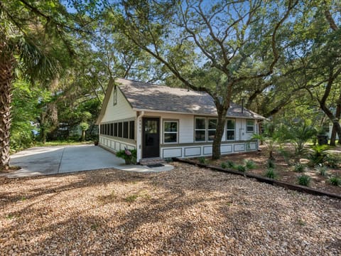 Property building, Natural landscape, Garden, Parking