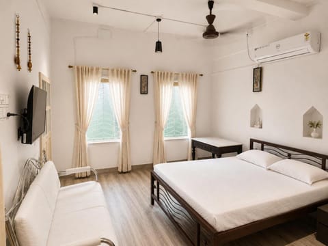 Bed, TV and multimedia, Photo of the whole room, Bedroom, air conditioner