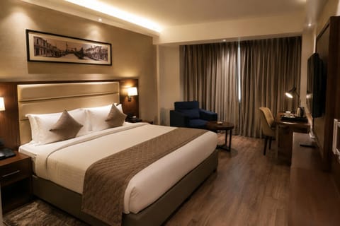 Bed, TV and multimedia, Living room, Photo of the whole room, Seating area, Bedroom