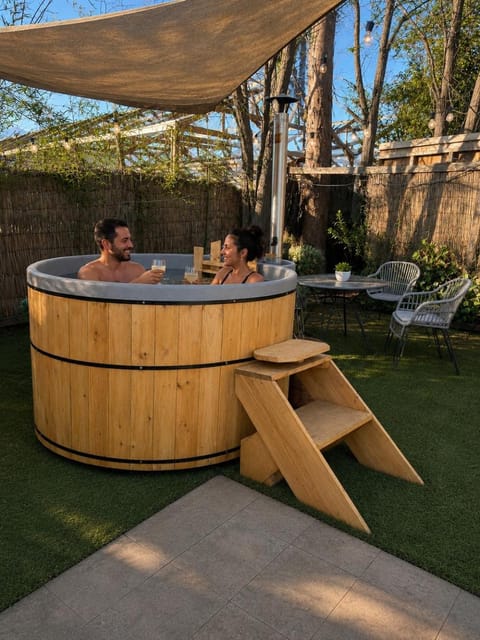Natural landscape, Hot Tub, group of guests