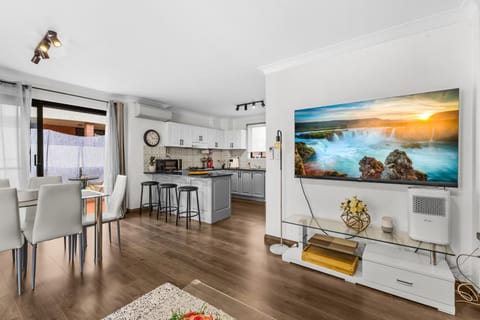 TV and multimedia, Kitchen or kitchenette, Living room, Dining area, oven, stove