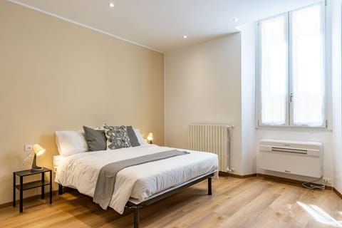Bed, Photo of the whole room, Bedroom, internet