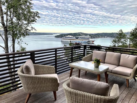 View (from property/room), Balcony/Terrace, Seating area, Sea view