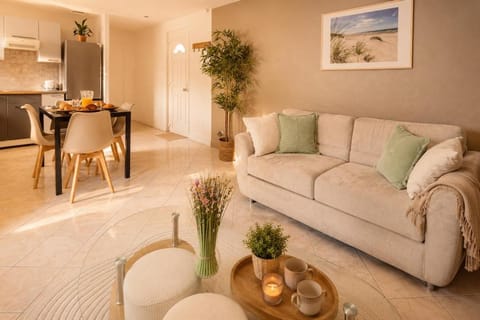 Living room, Seating area, Dining area, internet, internet
