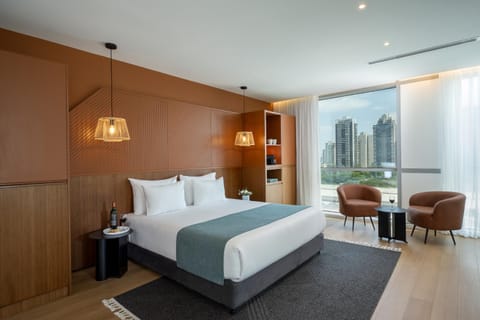 Bed, Photo of the whole room, Seating area, Bedroom
