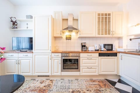 Coffee/tea facilities, Kitchen or kitchenette, dishwasher, oven, stove