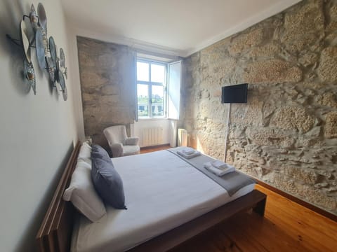 Bed, TV and multimedia, Photo of the whole room, Bedroom
