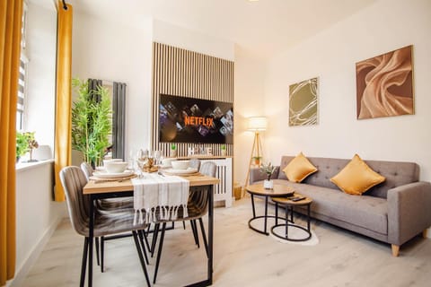 TV and multimedia, Kitchen or kitchenette, Living room, Seating area, Dining area