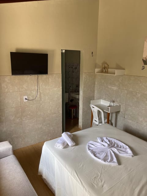Bed, TV and multimedia, Photo of the whole room, Bedroom, towels