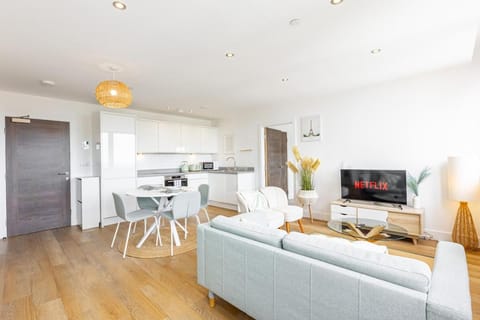 TV and multimedia, Kitchen or kitchenette, Living room, Seating area, Dining area