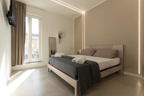 Bed, TV and multimedia, Photo of the whole room, Bedroom, towels