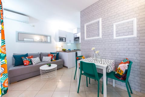 Kitchen or kitchenette, Living room, Seating area, Dining area