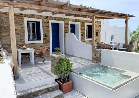 Property building, Day, Hot Tub, Balcony/Terrace