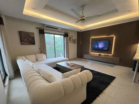 Communal lounge/ TV room, Bed, TV and multimedia, Living room, Photo of the whole room, Seating area, Evening entertainment, Bedroom, fireplace