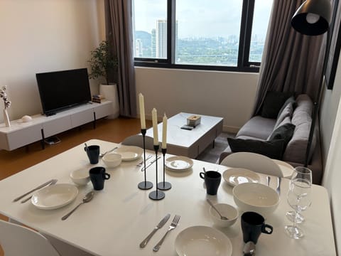 TV and multimedia, Living room, Seating area, Dining area