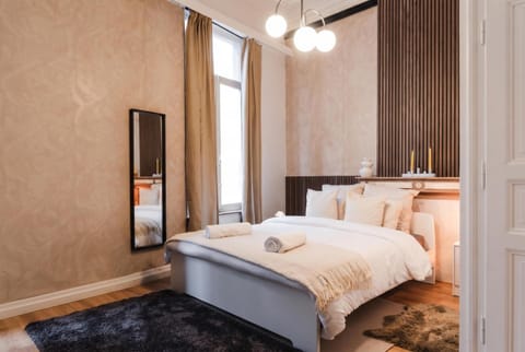 Property building, Bed, TV and multimedia, Bedroom